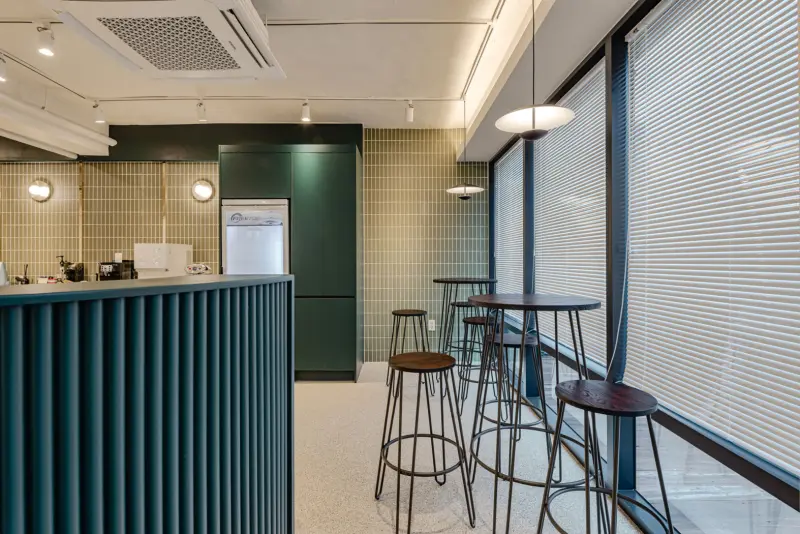 올리브 타일과 틸블루가 만난 오피스 팬트리